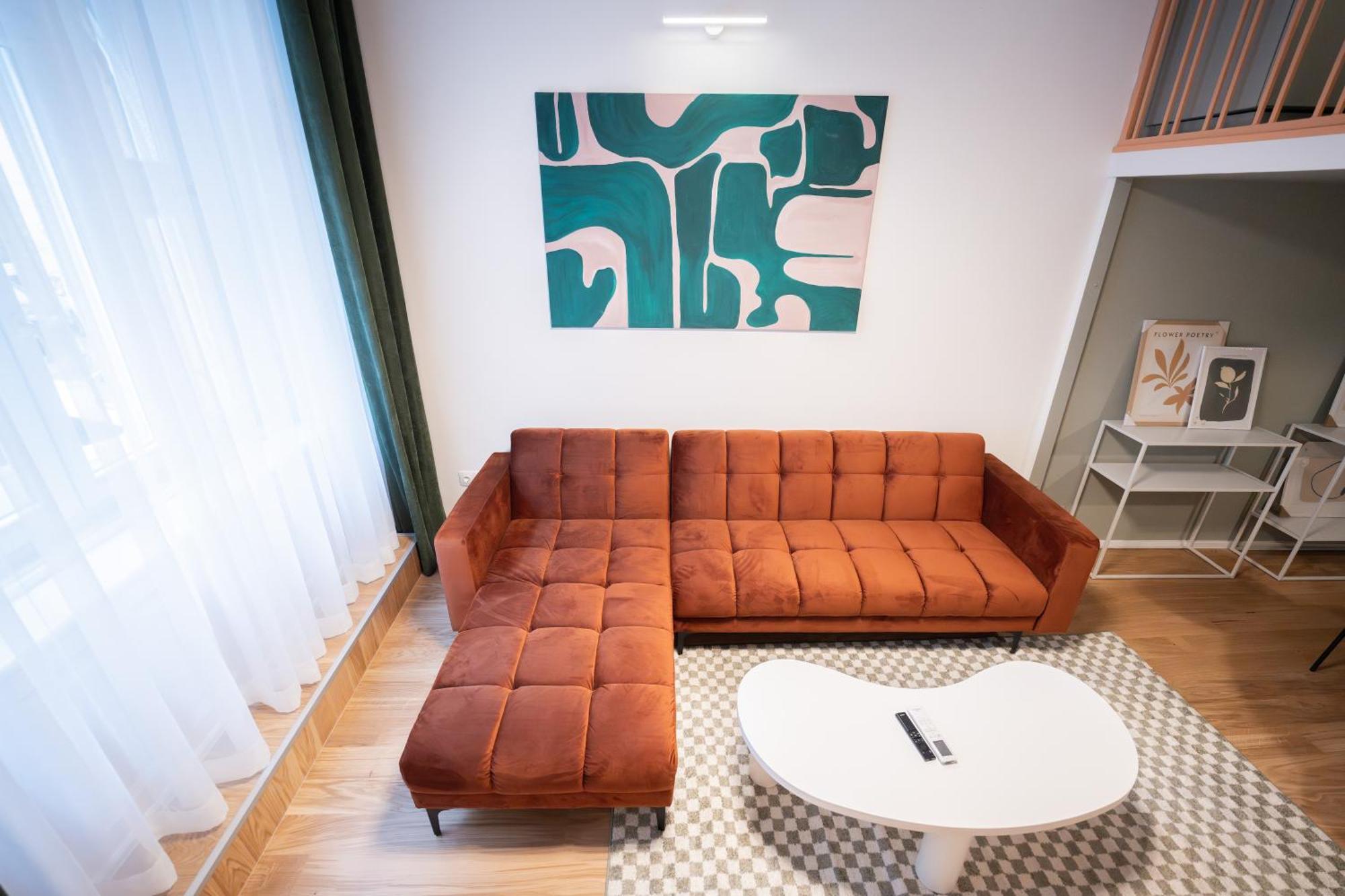 Appartement I Got 5 On It #2 - Brand New By Pink Flamingo